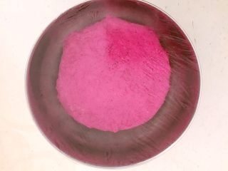 6、绽放的玫瑰 花样果味馒头,揉成光滑的面团,盖上保鲜膜醒发50分钟左右