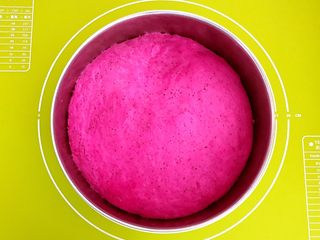 7、绽放的玫瑰 花样果味馒头,面发好了