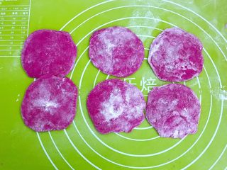 8、绽放的玫瑰 花样果味馒头,做成6-8个大小相同面块,擀成面皮