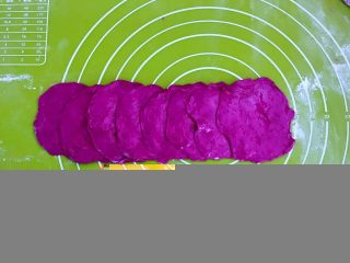 9、绽放的玫瑰 花样果味馒头,把面皮整齐的码好