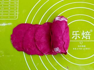 10、绽放的玫瑰 花样果味馒头,然后把面皮卷起来