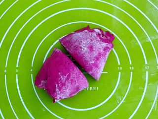 12、绽放的玫瑰 花样果味馒头,从卷好的面皮中间切开