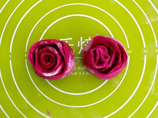 13、绽放的玫瑰 花样果味馒头,把两个玫瑰稍微整理一下,二次醒发15分钟