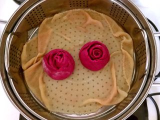 14、绽放的玫瑰 花样果味馒头,放入锅中,开锅后蒸10分钟关火