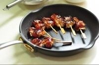 6、深夜食堂 五花肉番茄卷,适当翻面直到不见生肉，此时可以小火煎制