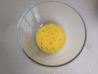1、香葱麻薯面包,蛋液放入碗里