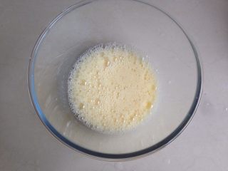 3、香葱麻薯面包,用电动打蛋器1档打发20秒左右，打至有密集的泡泡。