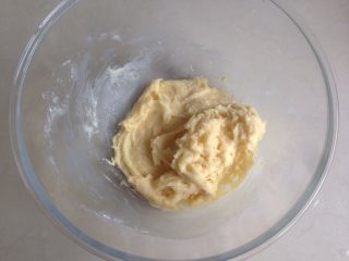 5、香葱麻薯面包,用打蛋器搅拌头划算搅拌几下，再启动电源搅拌几秒，不见干粉