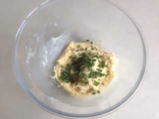 6、香葱麻薯面包,将葱末倒入，葱末提前放入烤箱用100度烘烤干即可