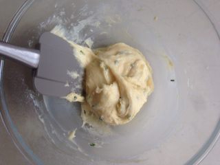 7、香葱麻薯面包,用刮刀拌均匀，再用打蛋器搅拌几秒