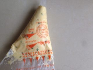 8、香葱麻薯面包,将做好的面糊放入到裱花袋里