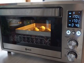 10、香葱麻薯面包,放入到提前预热到170度的烤箱倒数第二层，烘烤23分钟左右