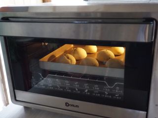 11、香葱麻薯面包,在烘烤10分钟左右，就可以看到面糊已经膨胀起来，好可爱