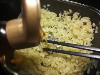 8、西瓜皮饺子,倒入香油