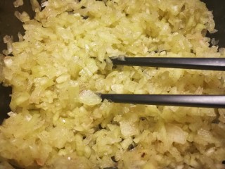 9、西瓜皮饺子,拌均匀