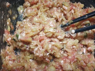 12、西瓜皮饺子,搅拌均匀