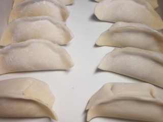 15、西瓜皮饺子,方便放冰箱冷冻。新鲜吃的自行忽略这几步