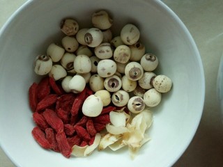 1、银耳莲子百合羹,准备好食材，莲子百合有新鲜的也可以，我用的是干的！