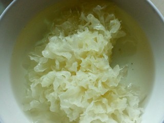 2、银耳莲子百合羹,干银耳，用热水泡发。如果是新鲜的，就只要清洗干净，去蒂，分小块即可。