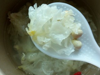 3、银耳莲子百合羹,泡发后的银耳，去蒂，分成小块，加入莲子百合一起清洗干净，就可以入锅了。加入二倍的水，就开煮了！