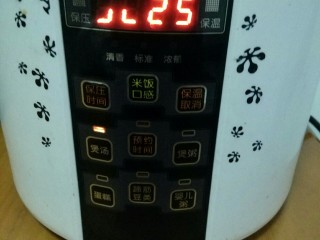 4、银耳莲子百合羹,我用的是平时煮饭的电压力锅，按煲汤，25分钟后就可以了