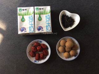 1、秋冬暖意下午茶－红枣奶茶,准备所需材料:纯牛奶500ml、红茶5g、桂圆8颗、红枣8颗