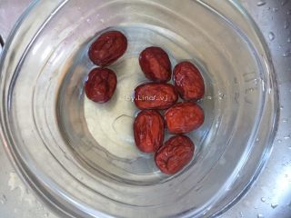 2、秋冬暖意下午茶－红枣奶茶,先将红枣用清水洗净