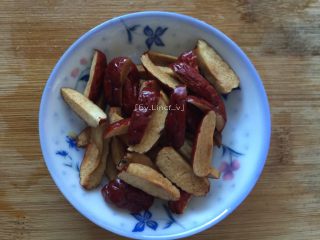 4、秋冬暖意下午茶－红枣奶茶,然后将去核的红枣切小块待用