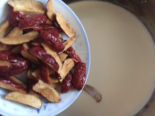 7、秋冬暖意下午茶－红枣奶茶,倒入切小的红枣