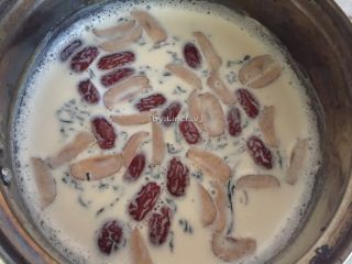 11、秋冬暖意下午茶－红枣奶茶,煮开后的奶茶关火，盖上盖子焖约5分钟