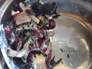 12、秋冬暖意下午茶－红枣奶茶,过筛滤去茶渣和果干