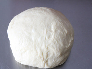 6、香气迷人的肉桂卷,发酵好的面团，揉匀排气，松弛10分钟