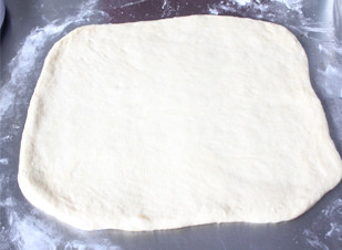 7、香气迷人的肉桂卷,擀成长方形的面皮