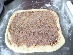 8、香气迷人的肉桂卷,上面抹上软化的黄油，撒上肉桂糖，边上留2厘米左右不要撒糖