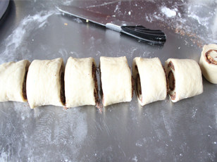 10、香气迷人的肉桂卷,切成小段