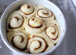 13、香气迷人的肉桂卷,发酵好的面包，表面刷全蛋液