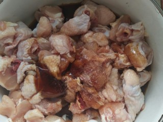 3、家庭版辣子鸡块,用流动水冲洗至没有血水，沥干水后，放入调料，盐少许，耗油半小勺，海鲜酱油3-4小勺，香醋1小勺，料酒一勺（我家没有料酒，放的半勺60度散白，）以上调料，都必须要放，香醋让肉更酥嫩，料酒去腥，海鲜酱油上色提味。