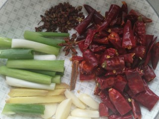 5、家庭版辣子鸡块,准备朝天椒，根据自己吃辣程度准备。准备葱段，姜段，蒜段，麻椒，大料备用。