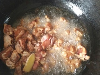 7、家庭版辣子鸡块,准备花生油或者色拉油，土豪请用橄榄油。油宽一些，我用了一碗油。