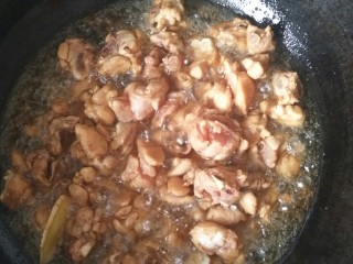 9、家庭版辣子鸡块,持续油炸3-5分钟，变色就可以取出控油。此时锅里的油沥出，我用的筛网将油过滤，刷锅。