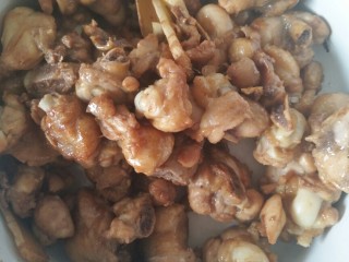 10、家庭版辣子鸡块,上一步骤完成后，（大约需要5分钟）重新热油，八分热后将鸡块下锅，同样注意火要中火偏小，炸至变色，取出。