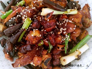 12、家庭版辣子鸡块,出锅摆盘，放白芝麻。