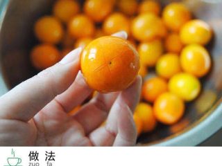1、冰糖金桔,把金桔洗净在尾部用刀划开十字型