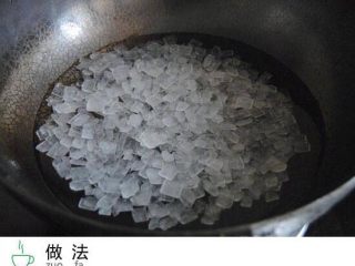 2、冰糖金桔,干净无油的过中放入400克冰糖、方3碗水！