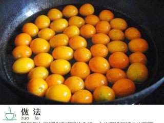 4、冰糖金桔,把洗净的金桔方入锅中大火煮开后转小火煮30分钟