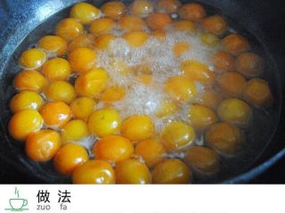5、冰糖金桔,煮至汤汁成透明状关火冷却！