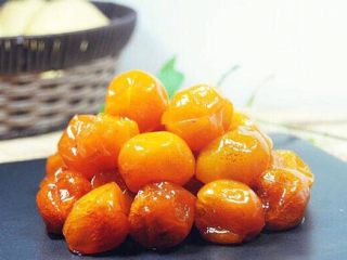 6、冰糖金桔,装出后可用密封玻璃制品装好，也可装盘即可！酸甜可口的冰糖金桔做好啦！