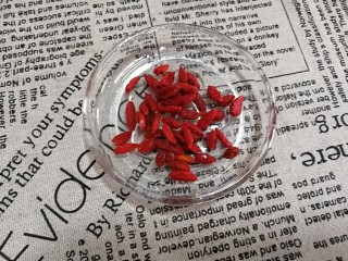 3、冰糖雪梨,枸杞一小捏