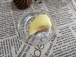 4、冰糖雪梨,姜去皮，切三片便够用了。