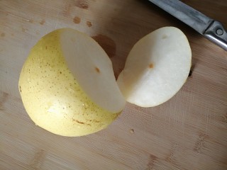 5、冰糖雪梨,雪梨洗净，然后在顶部切开。